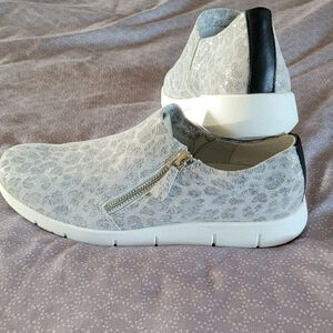 Johnston & Murphy Calf Hair Slip-On Sneaker Snow Leopard Print Women’s 7M, NWOT